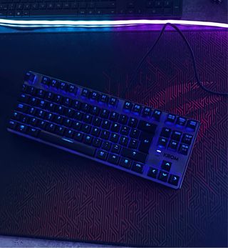 Teclado Mecânico Krom Kernel TKL RGB