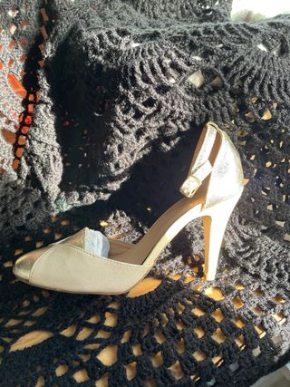 Zapatos dorados de fiesta sin usar