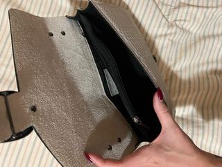 Borsa grigia con tracolla a catena