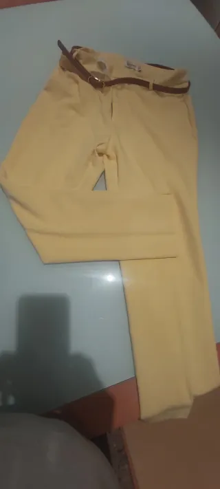 Pantalón de vestir amarillo claro con cinturón