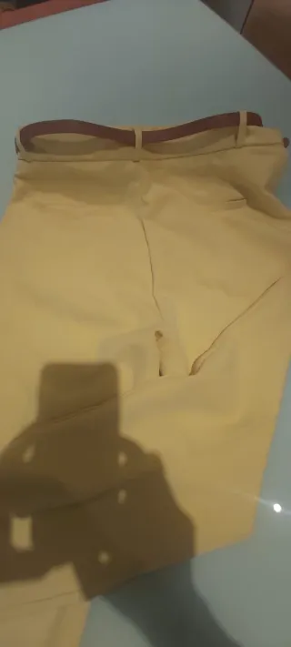 Pantalón de vestir amarillo claro con cinturón