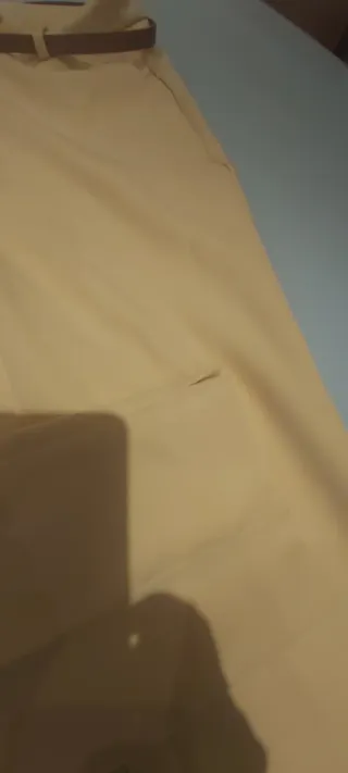 Pantalón de vestir amarillo claro con cinturón