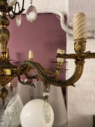 Lámpara de araña dorada con cristales