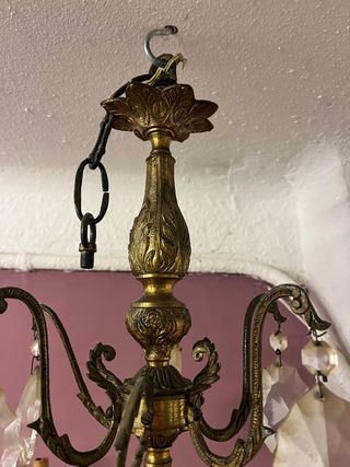 Lámpara de araña dorada con cristales