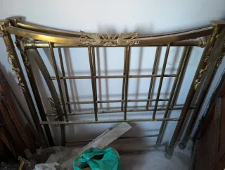 Cama antigua latón y bronce con adornos