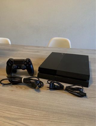 PS4 (PlayStation 4) Negra + Mando y Cables