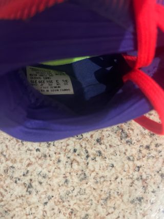 Botas de fútbol niño moradas