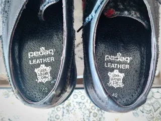 Zapatos negros y rojos