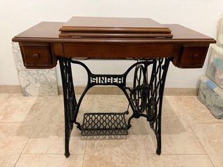 Máquina de coser Singer con mueble