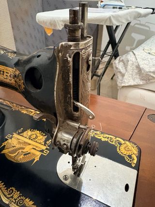 Máquina de coser Singer con mueble