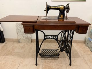 Máquina de coser Singer con mueble