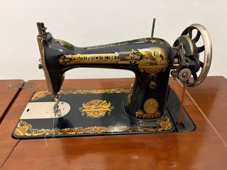 Máquina de coser Singer con mueble