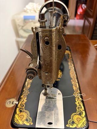 Máquina de coser Singer con mueble