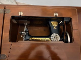 Máquina de coser Singer con mueble