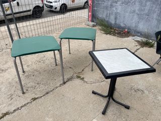 Mesas y sillas terraza verde y mármol