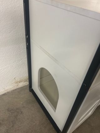Mueble arenero blanco con puertas y 2 entradas