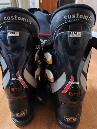 Equipo de esquí: botas, esquís y bastones