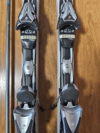 Equipo de esquí: botas, esquís y bastones