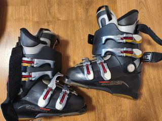 Equipo de esquí: botas, esquís y bastones