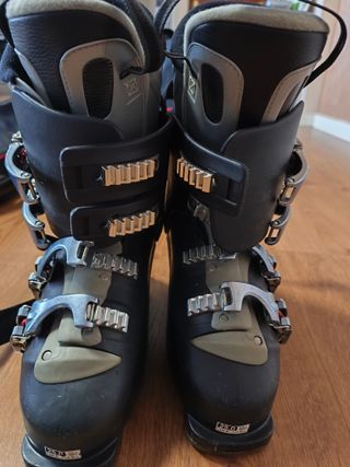 Equipo de esquí: botas, esquís y bastones