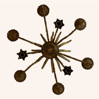 Lámpara de araña dorada de metal