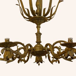 Lámpara de araña dorada de metal