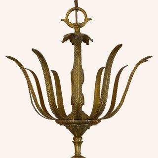 Lámpara de araña dorada de metal