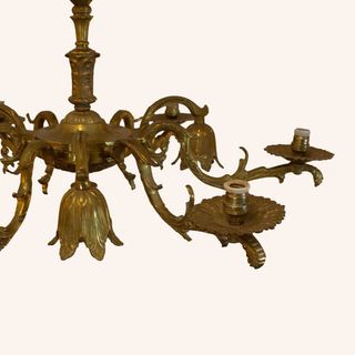 Lámpara de araña dorada de metal