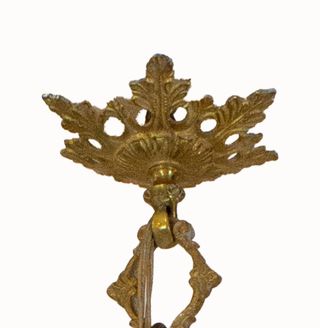 Lámpara de araña dorada de metal