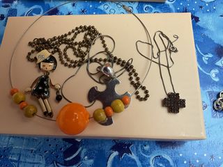 Collane donna: bambola, croci, perle