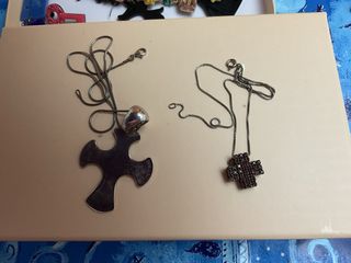 Collane donna: bambola, croci, perle