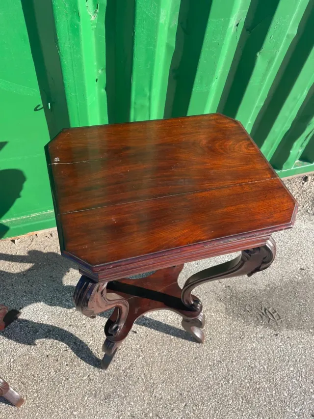 Mesitas de caoba estilo clásico