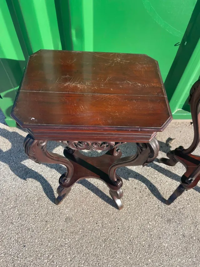 Mesitas de caoba estilo clásico