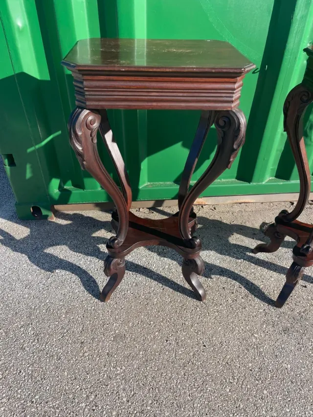 Mesitas de caoba estilo clásico