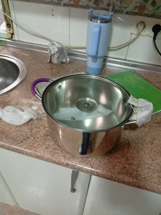 Olla de cocina plateada con tapa