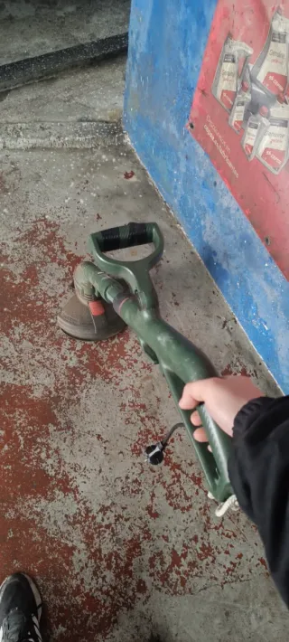 Desbrozadora eléctrica verde