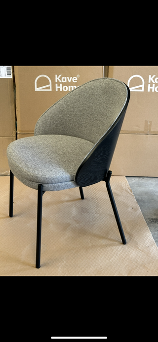 Sedia Eamy in tessuto grigio con gambe nere