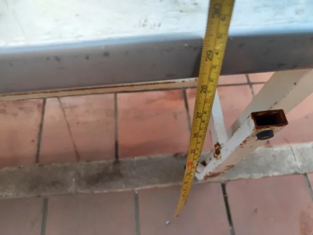 Mesa con  banquetas de acero inoxidable. Urge