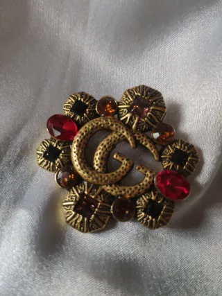 Spilla vintage Gucci GG con pietre