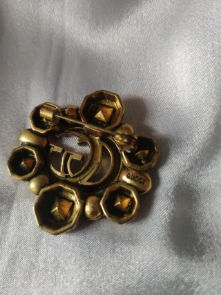 Spilla vintage Gucci GG con pietre