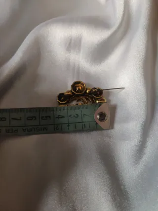 Spilla vintage Gucci GG con pietre