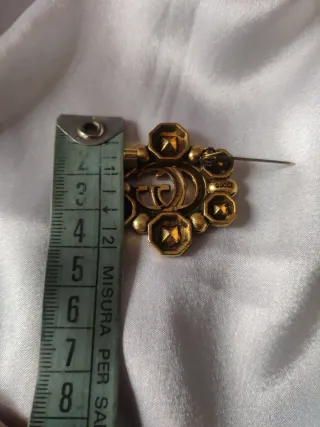 Spilla vintage Gucci GG con pietre
