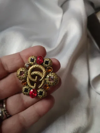 Spilla vintage Gucci GG con pietre