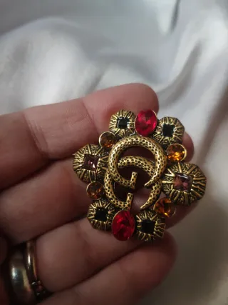 Spilla vintage Gucci GG con pietre