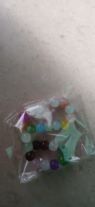 Pulseiras feitas à mão de missangas