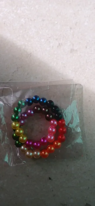 Pulseiras feitas à mão de missangas