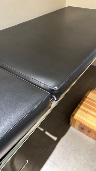 Camilla estetica pestañas + taburete madera