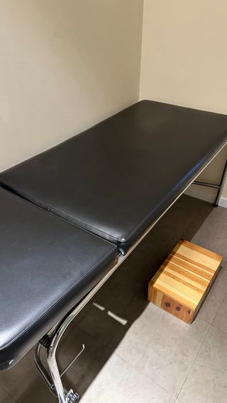 Camilla estetica pestañas + taburete madera