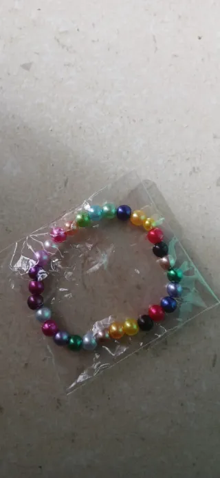 Pulseiras feitas à mão de missangas