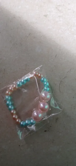 Pulseiras feitas à mão de missangas